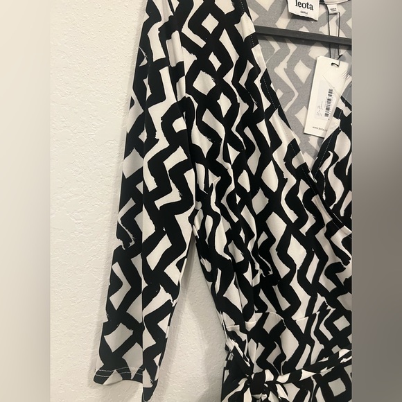 ๐Leota Wrap Dress - Picture 13 of 16